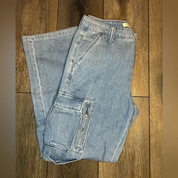 GUESS Cargo Jeans 29x30 – Light Wash Denim, Multi-Pocket, Zipper Detail - Picture 9 of 13